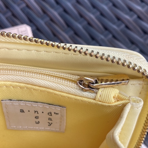 Cute yellow a•n•d eawy wallet. Never used! In new condition. - Picture 3 of 4